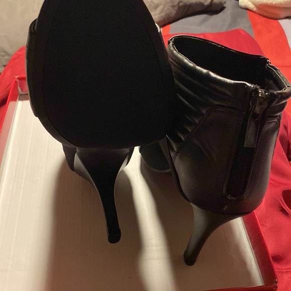 Black heels - Picture 3 of 3